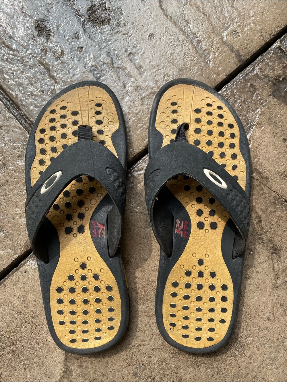 Oakley Men's Black and Gold Ventilated Flip-Flops